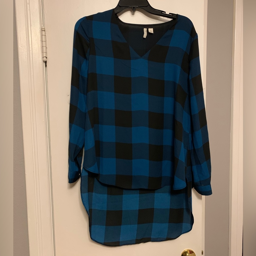 Cato v-neck, black and blue checkered, high-low long sleeve top- women’s M. EUC!